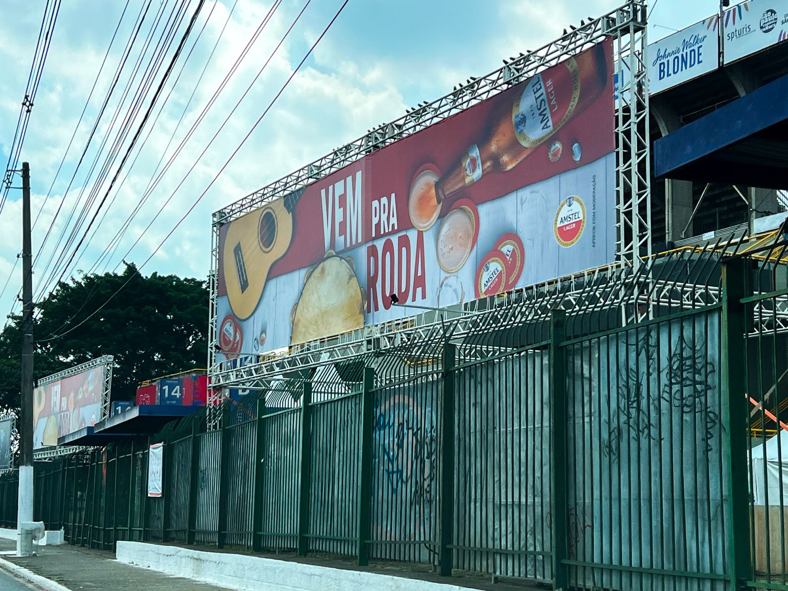 Prefeitura ignora Lei Cidade Limpa em São Paulo