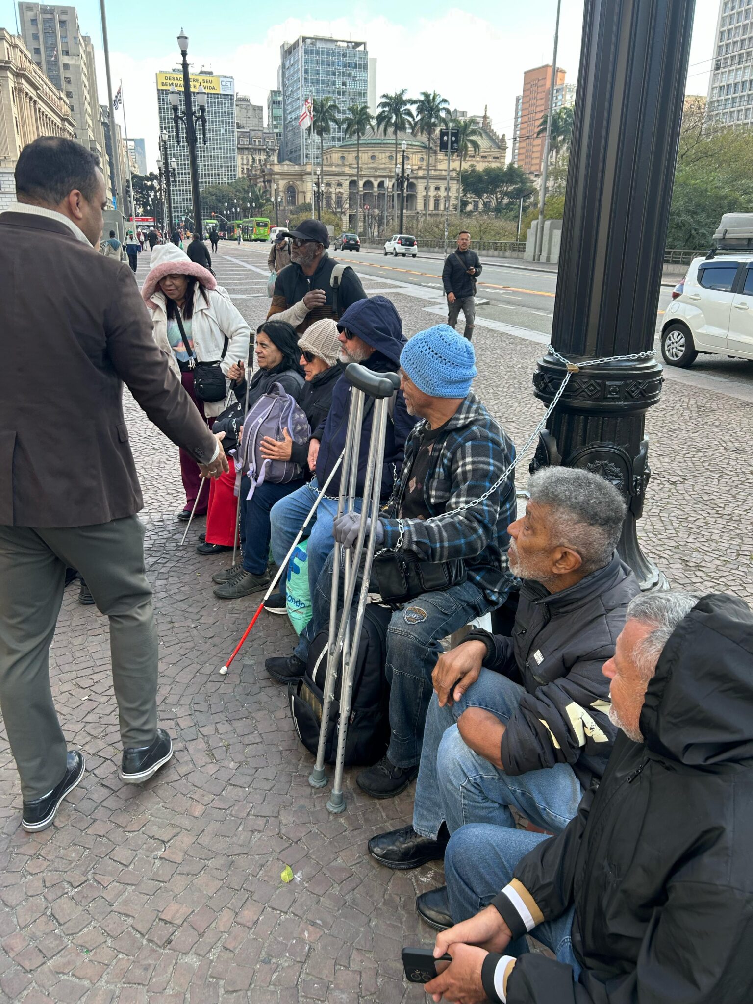 Ambulantes com deficiência na 25 de Março exigem respeito